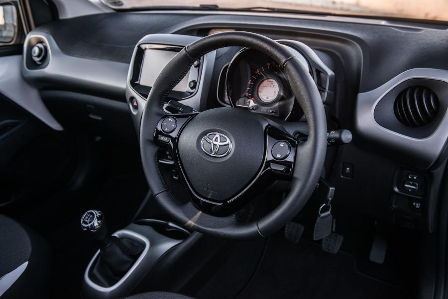 Интерьер Toyota Aygo x-cite 5-Door 2017 года  (ZA) (фото 18 из 20)